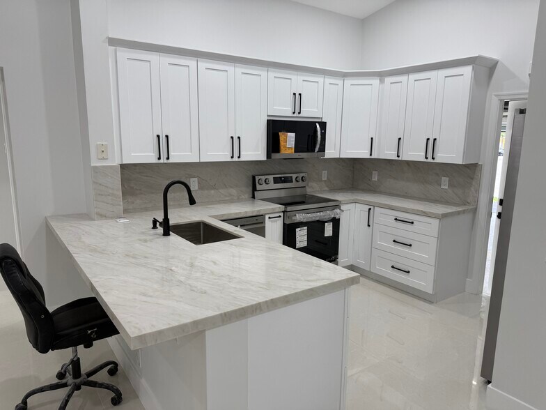 Building Photo - 1560 Canary Island Dr