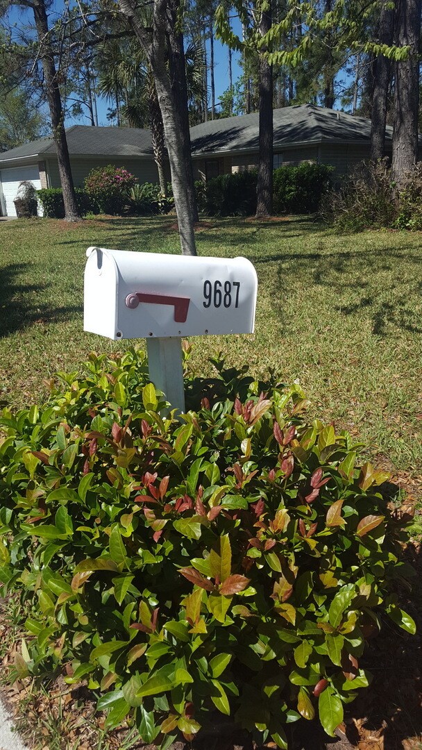 Building Photo - Welcome to this charming 3 bedroom, 2 bath...