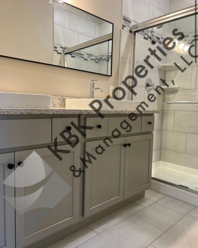 Building Photo - Goyo-910 &amp; 912 Douglas