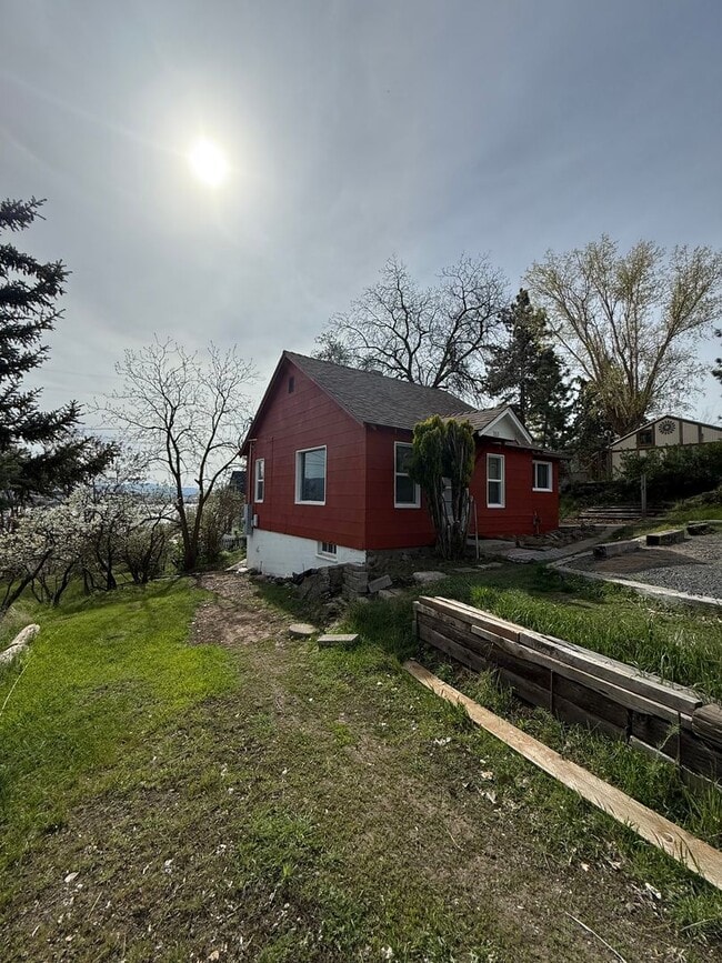 Building Photo - Vintage 2 bed 1 bath with view and basement