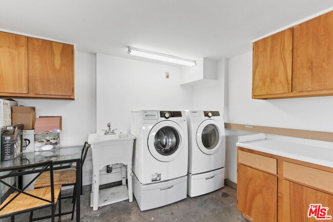 Building Photo - 20500 Archwood St