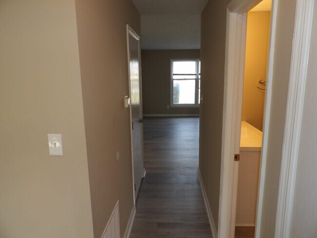 Building Photo - 115 Potomac Ct