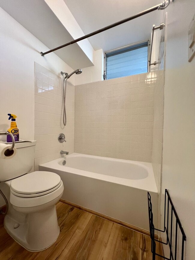 Building Photo - Charming 1/1/1 Ground Floor Unit with Lanai & Yard