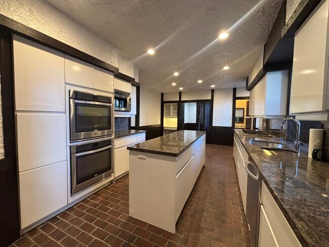 Building Photo - 5555 S Everett Ave