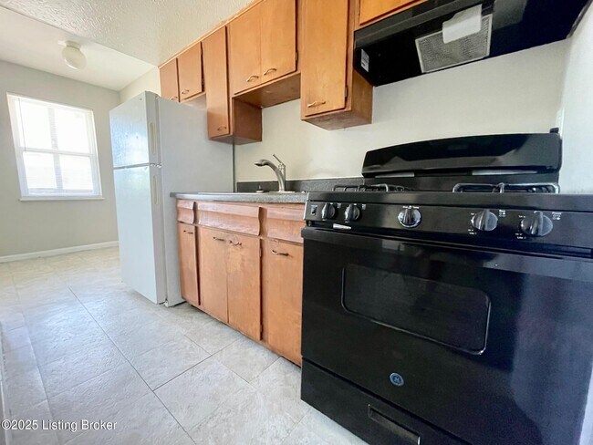 Building Photo - 4143 Hillview Ave