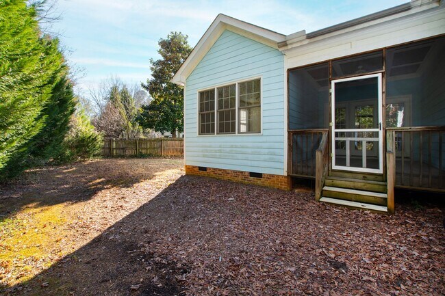 Building Photo - Exceptional 5-Bedroom Residence in the Hea...