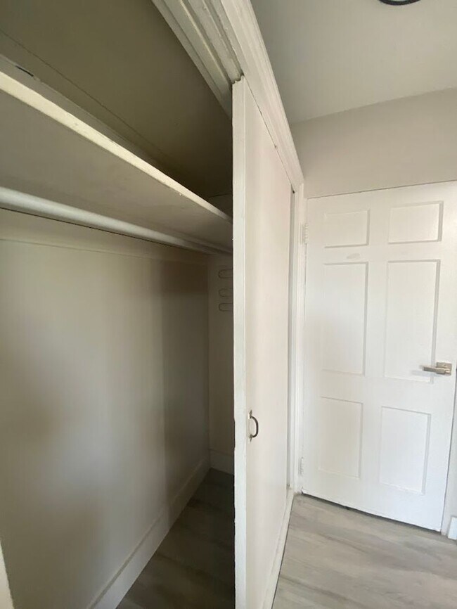 Building Photo - Updated One Bedroom One Bath Apt!