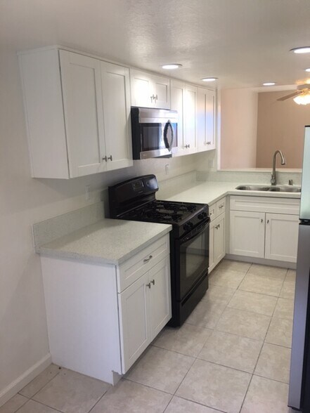 Building Photo - 9919 Paseo Montril