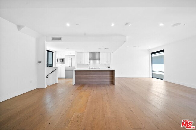 Building Photo - 733 N Gramercy Pl