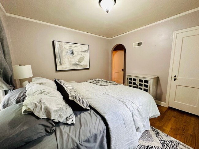 Building Photo - {8100} Picture Perfect Leawood Cottage + C...
