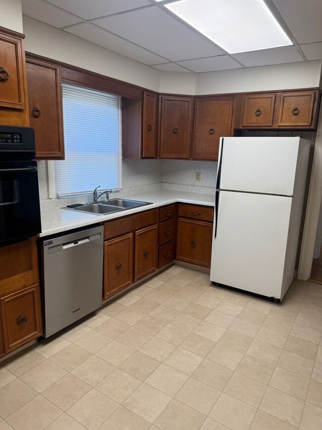 Building Photo - Cozy 2 Bedroom Home – Lawn Care & Snow Removal Included!