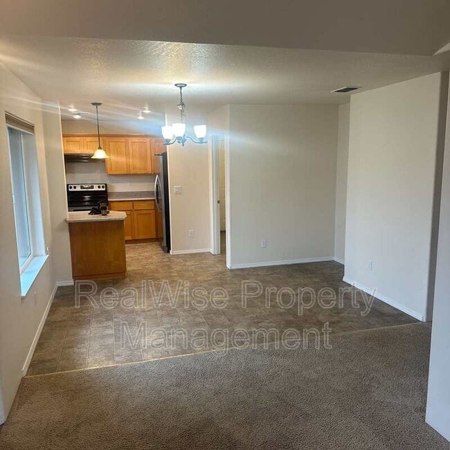 Building Photo - 1223 SW Sun Glo Dr