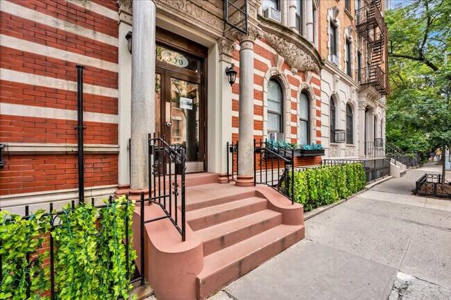Building Photo - 336 E 18th St