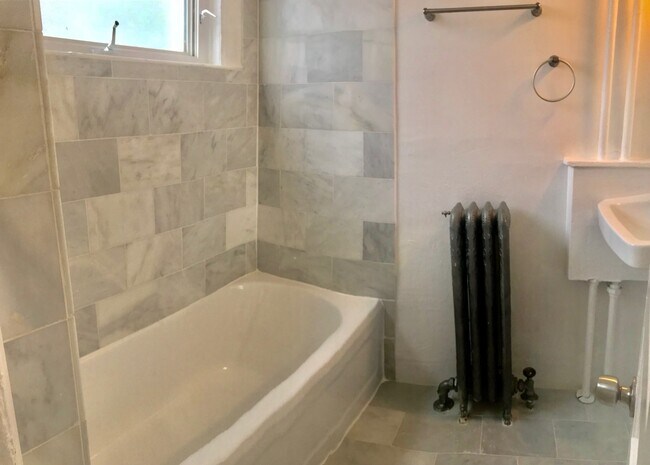 Building Photo - Spacious 1 Bed 1 Bath Denver Apartment in Capitol Hill! Available August!