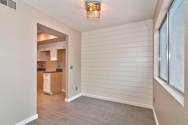 Building Photo - 616 S Hardy Dr