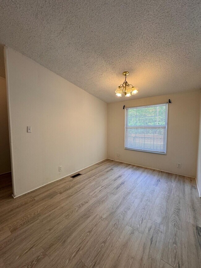 Building Photo - Spacious 3-Bed, 2-Bath Home in Greenville ...