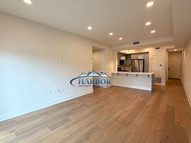 Building Photo - 927 Deep Valley Dr