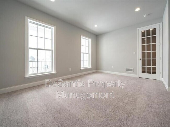 Building Photo - 1451 Hastings Cres