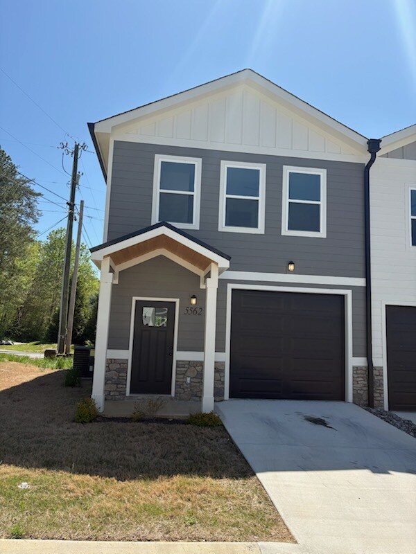 Building Photo - 5562 Stream Ln