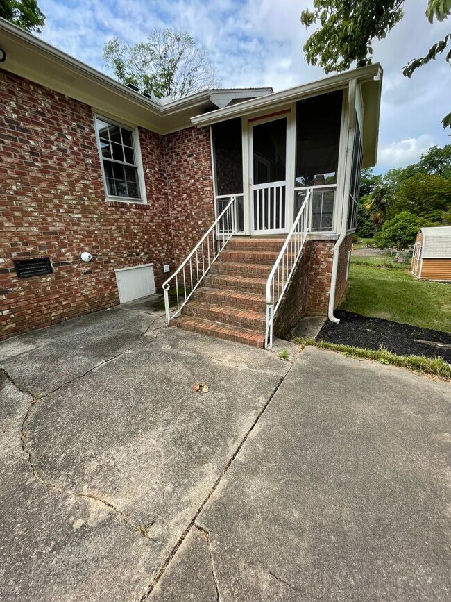 Building Photo - 5 Ramblewood Ln