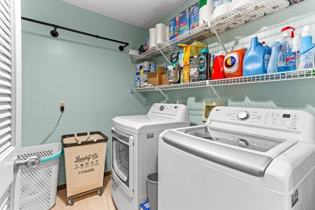 Building Photo - 6560 Ridgefield Cir