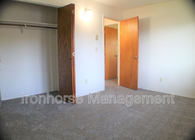 Building Photo - 809 W Villard St