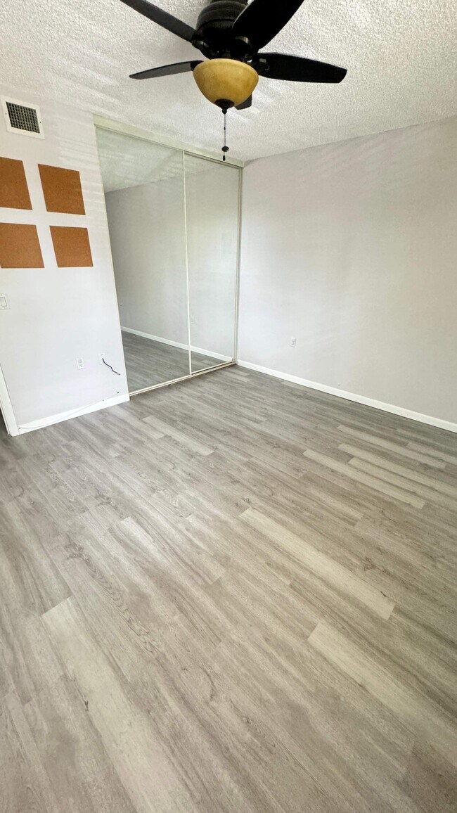 Building Photo - 6049 Balboa Cir