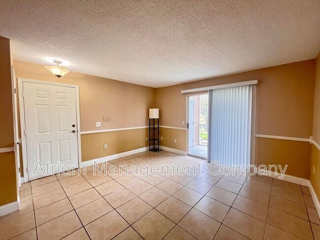 Building Photo - 9481 Highland Oak Dr