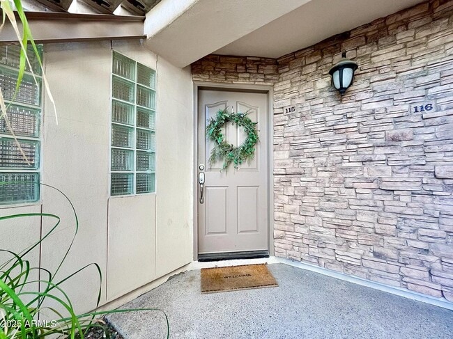 Building Photo - Spacious 1bdrm  light and bright bedroom with walk in closet