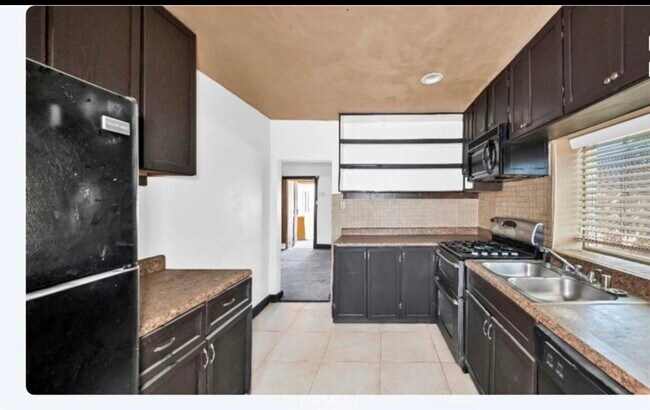 Building Photo - 82481 Valencia Ave