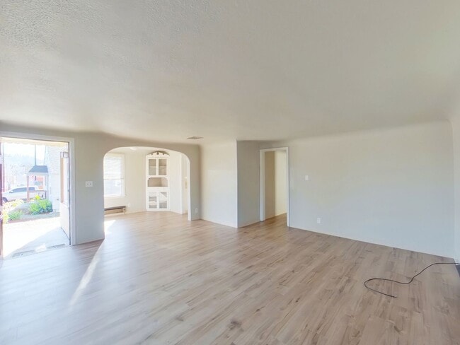 Building Photo - Updated 4 bedroom in South Eugene