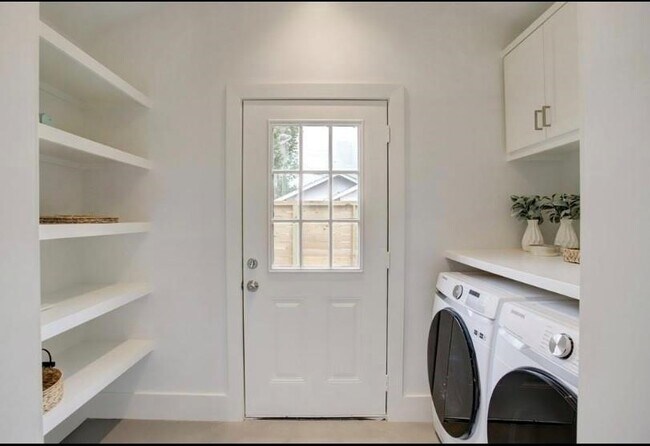 Building Photo - 6109 N Main St