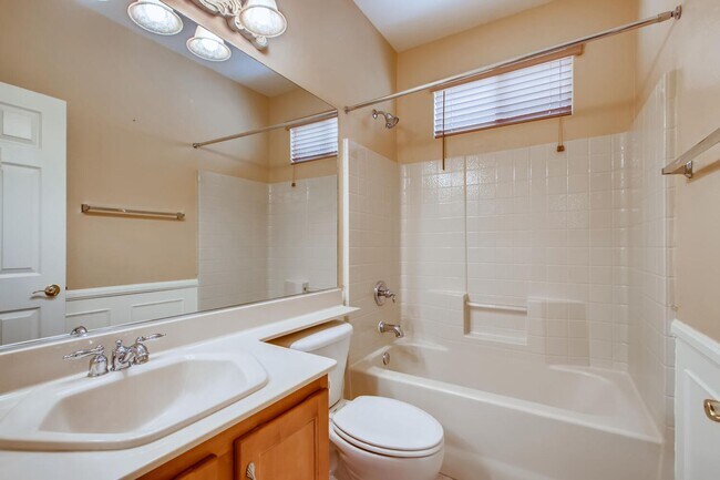 Building Photo - Stunning 1 Story 2 Bedroom Home in Summerl...