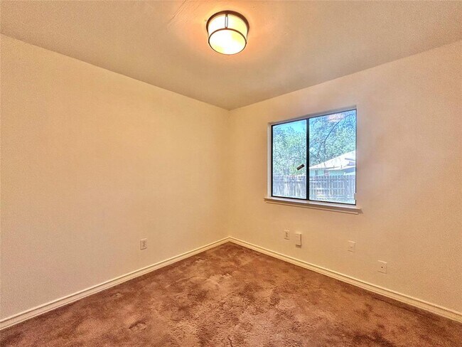 Building Photo - 902 Pyegrave Pl
