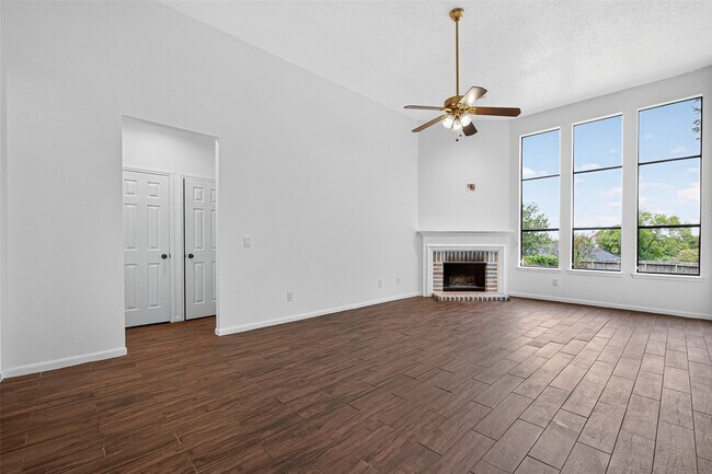 Building Photo - 319 Fantasy Ln