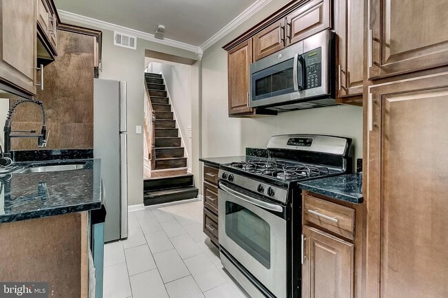 Building Photo - 915 W Lombard St