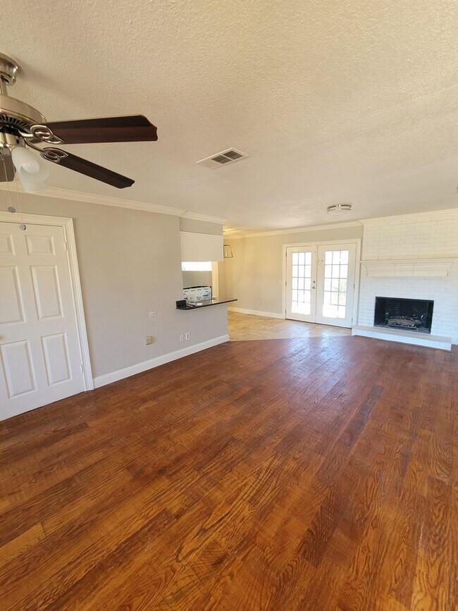 Building Photo - Modern living in Mesquite