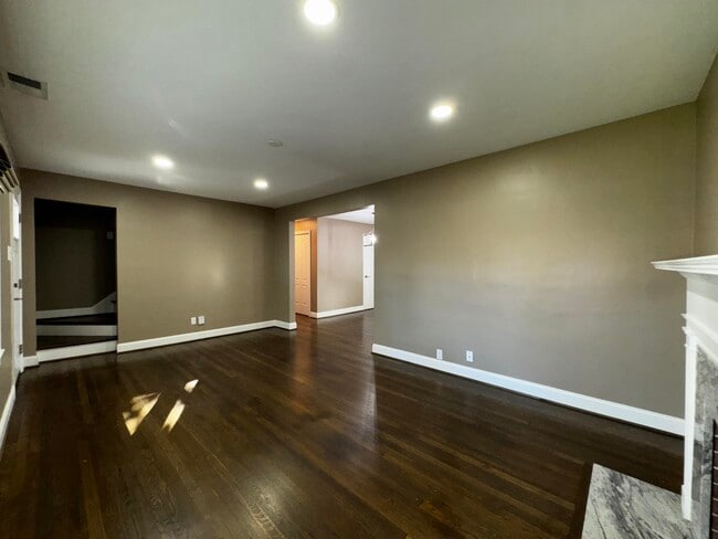 Building Photo - 564 Claymont Dr