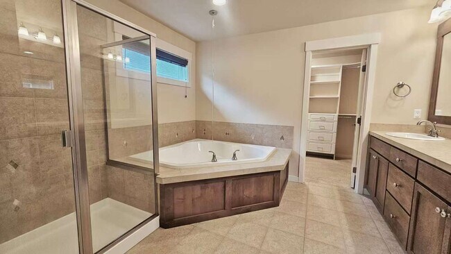 Building Photo - Beautiful 5 Bed 3.5 Bath Home in Redmond R...