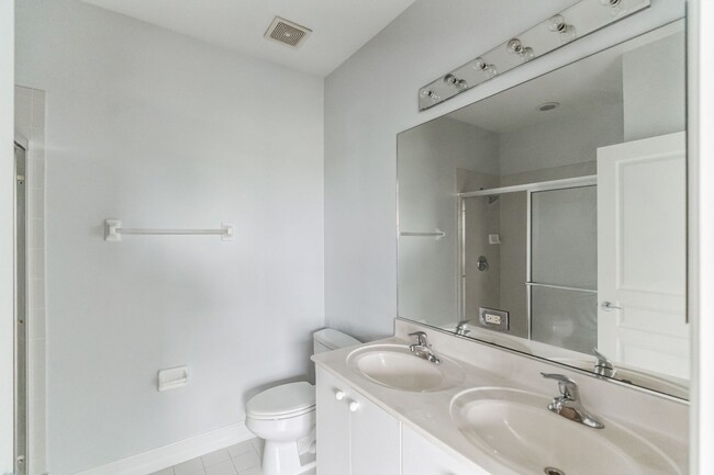 Building Photo - Gorgeous 2 bed 2.5 bathroom townhouse in d...