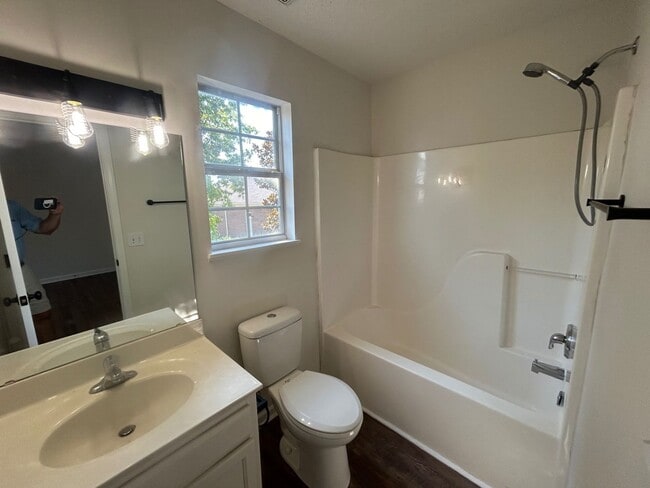 Building Photo - 3-bedroom, 2.5-bathroom two-story home located in the desirable Gatewood Communities!