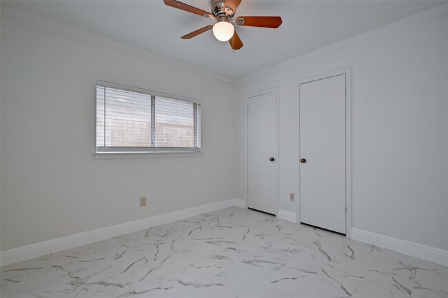 Building Photo - 16015 Surrey Woods Dr