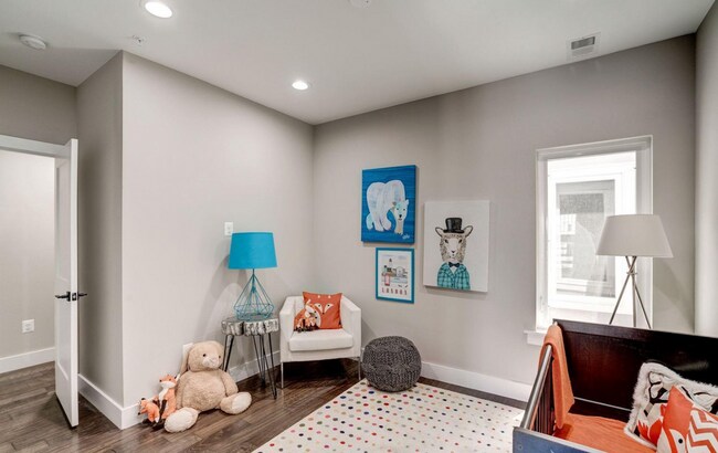 Building Photo - Large 3 Bed/ 2 Bath Condo in Petworth w/ S...