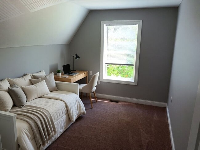 Building Photo - 4 Bed / 2 Full Bath House with Attached Garage — Brand-New Appliances - Built 2006
