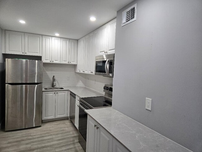 Building Photo - 669 W Oakland Park Blvd