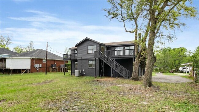 Building Photo - Renovated Waterfront Home