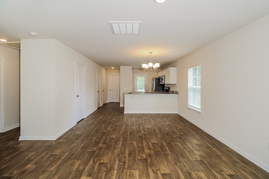 Building Photo - 1907 Bay St