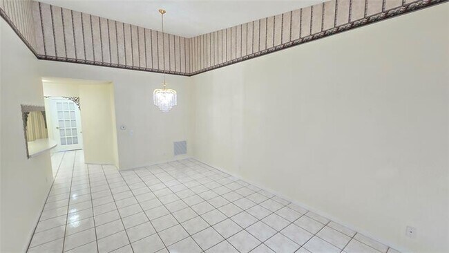 Building Photo - 4915 SW 32nd Ave
