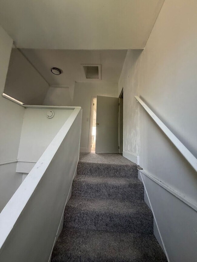 Building Photo - 5-Bedroom Home for Rent in Cleveland – Over 2,000 Sq Ft!