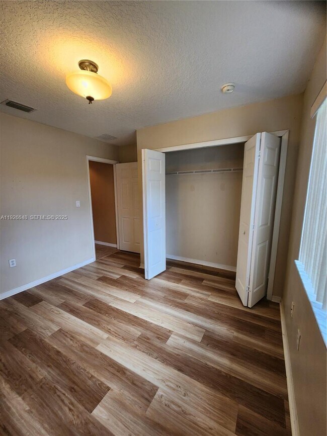 Building Photo - 1580 NE 35th Ave